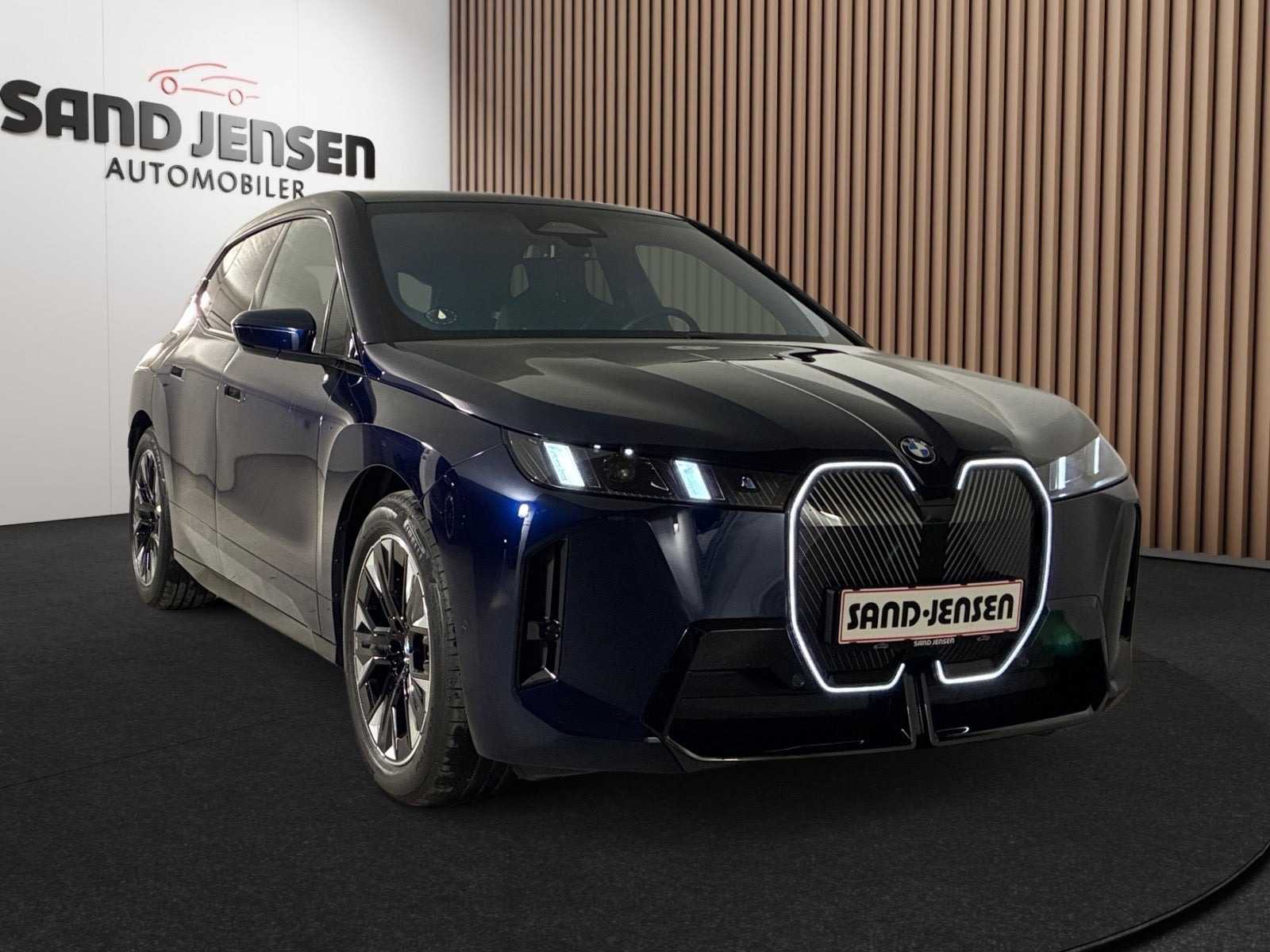Blå BMW iX fra 2025 set udefra