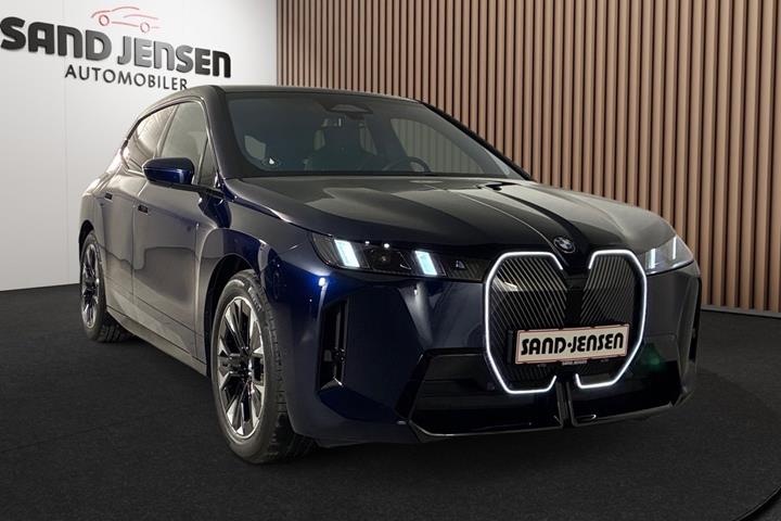 Blå BMW iX fra 2025 set udefra