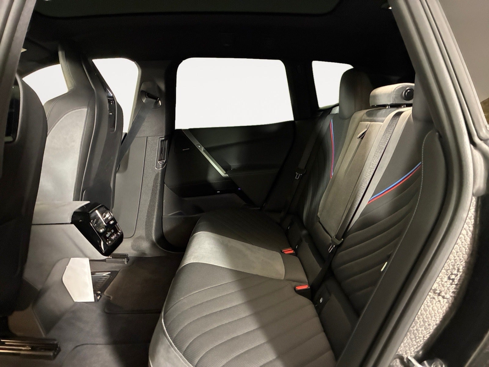 Blå BMW iX fra 2025