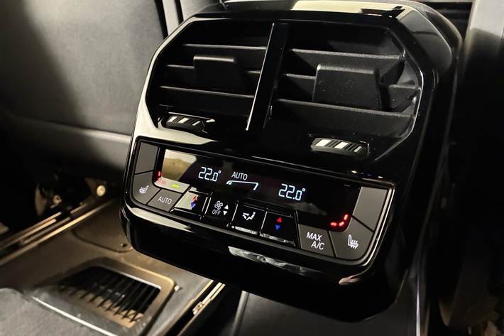 Blå BMW iX fra 2025
