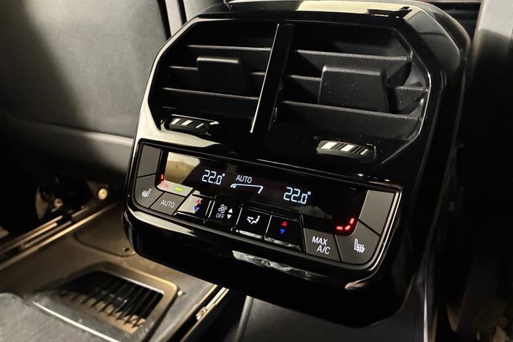 Blå BMW iX fra 2025