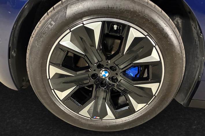 Blå BMW iX fra 2025