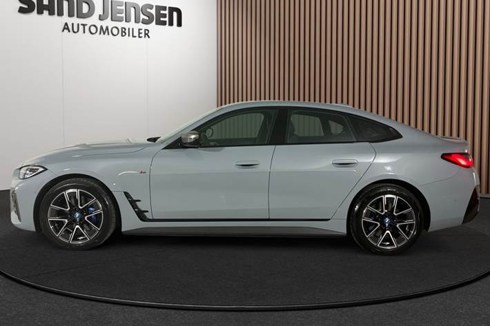 Grå BMW i4 fra 2024