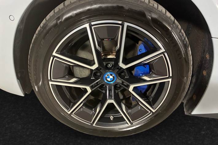Grå BMW i4 fra 2024