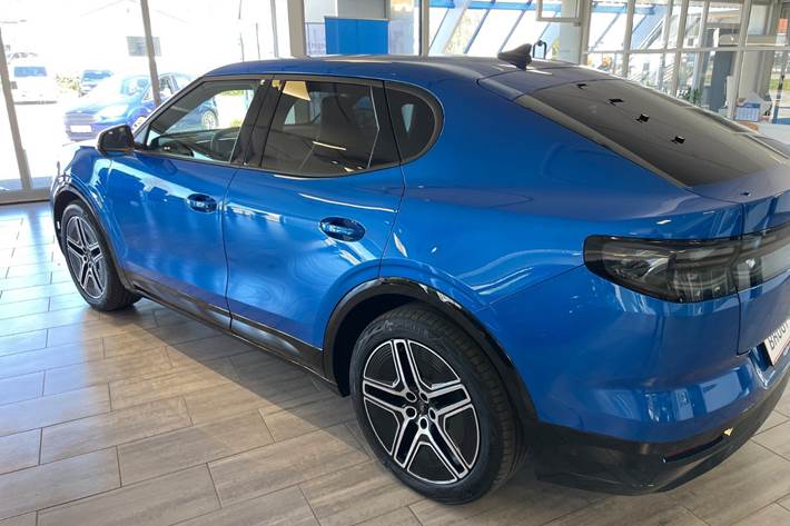 Blå Ford Capri fra 2024