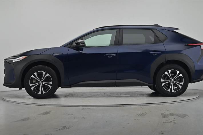 Blå Toyota BZ4X fra 2024