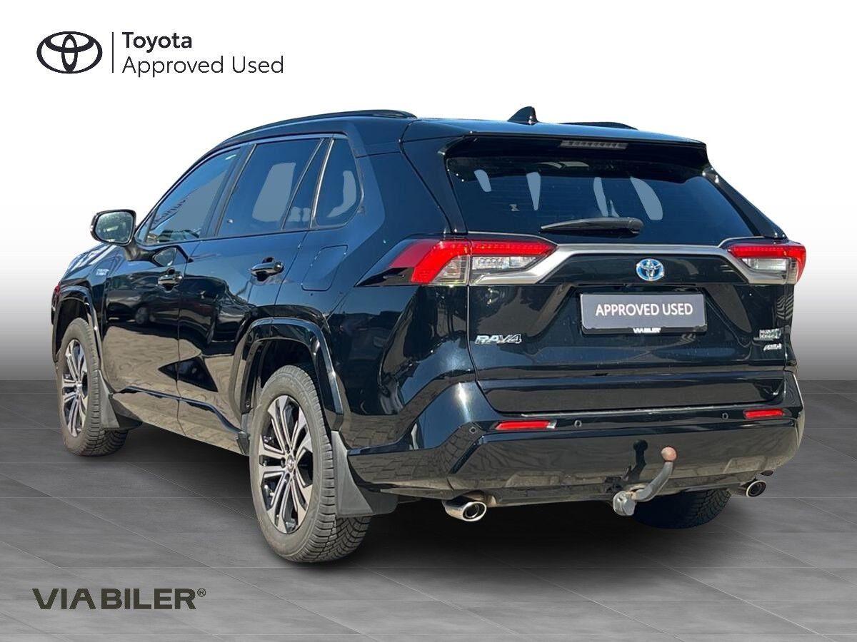 Sort Toyota RAV4 Plug-in fra 2021