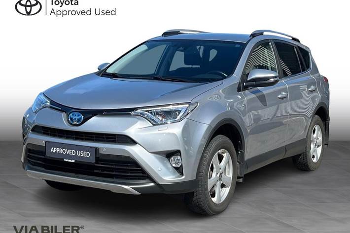 Sølv Toyota RAV4 fra 2017 set udefra