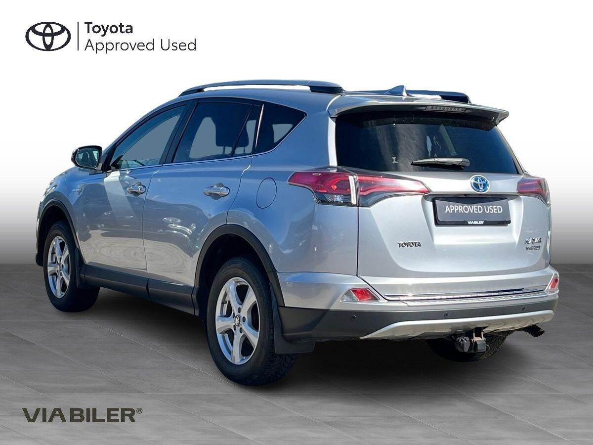 Sølv Toyota RAV4 fra 2017