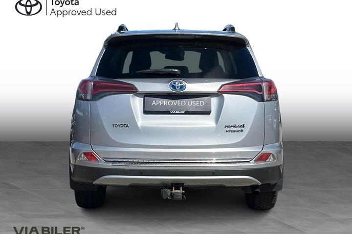 Sølv Toyota RAV4 fra 2017 set udefra