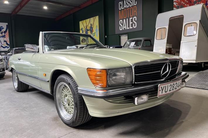 Grøn Mercedes SL350 fra 1972 set udefra