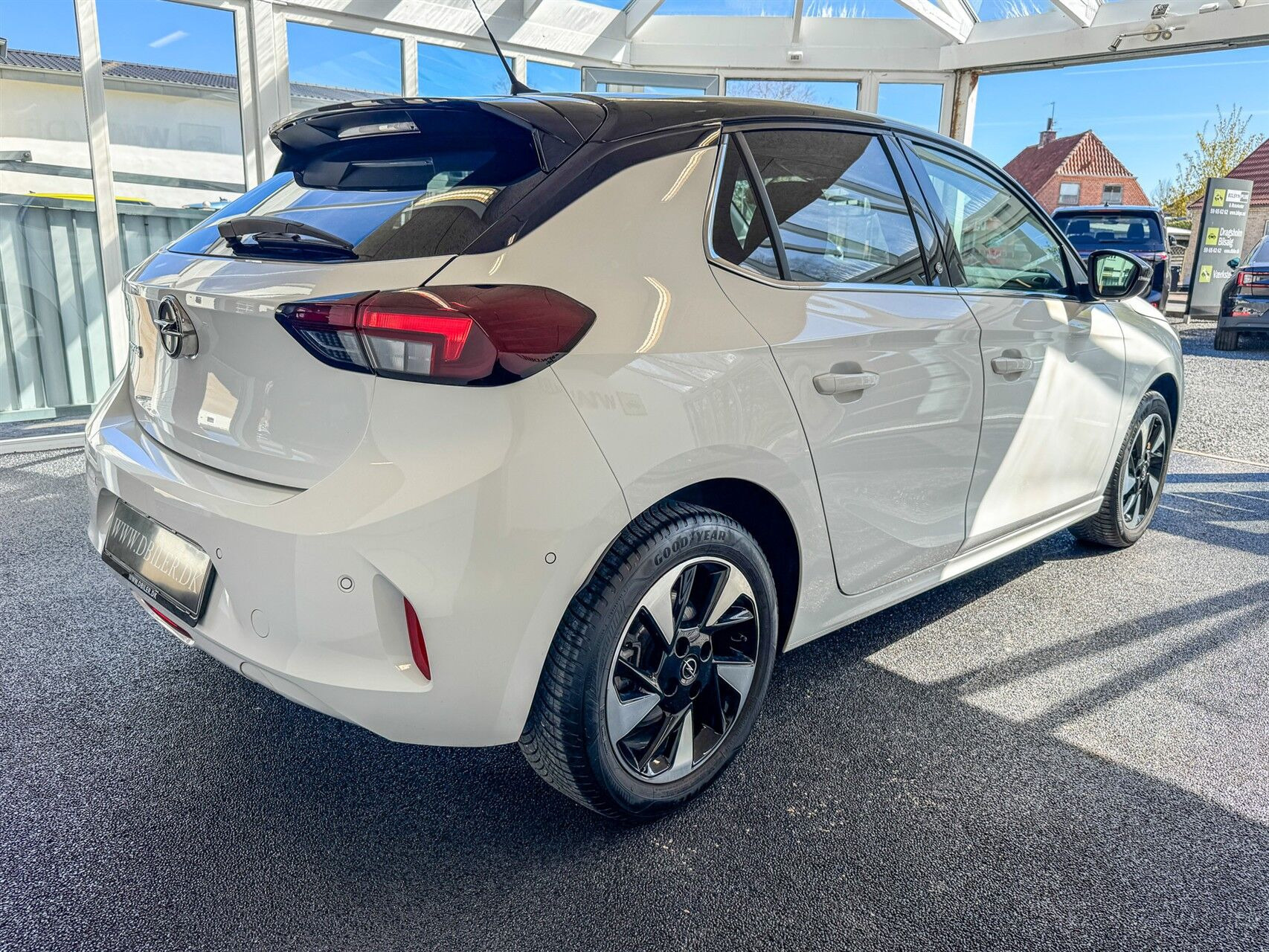 Hvid Opel Corsa-e fra 2023