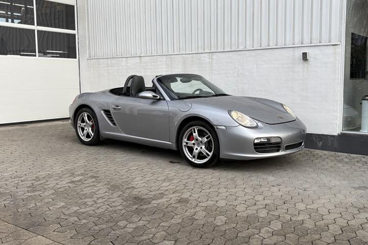 Sølv Porsche Boxster fra 2005