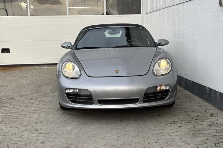 Sølv Porsche Boxster fra 2005