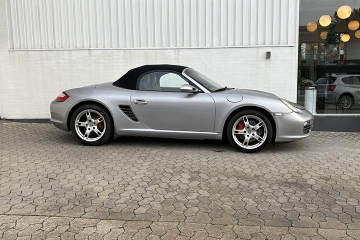 Sølv Porsche Boxster fra 2005