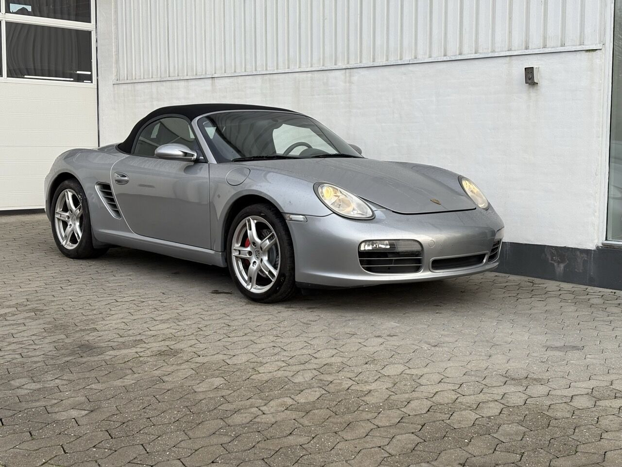 Sølv Porsche Boxster fra 2005