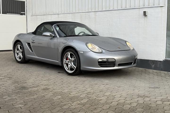 Sølv Porsche Boxster fra 2005