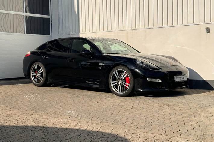 Sort Porsche Panamera fra 2013