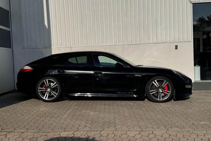Sort Porsche Panamera fra 2013