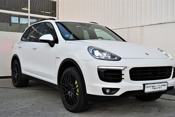 Hvid Porsche Cayenne fra 2015 set udefra