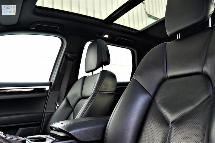Hvid Porsche Cayenne fra 2015
