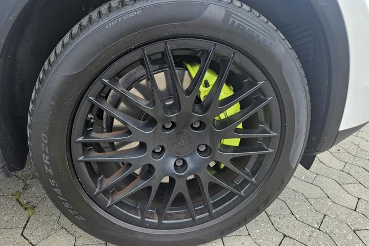 Hvid Porsche Cayenne fra 2015