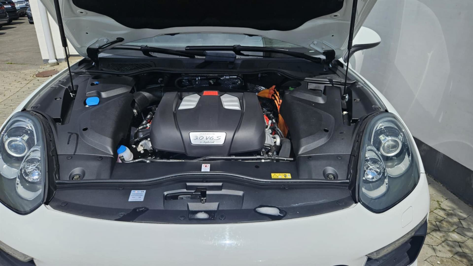 Hvid Porsche Cayenne fra 2015
