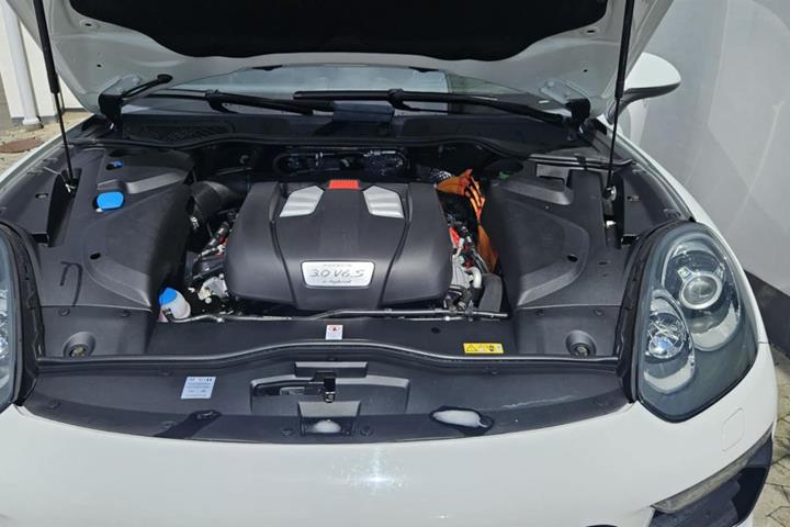 Hvid Porsche Cayenne fra 2015