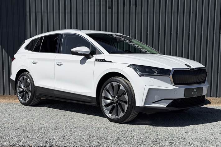Hvid Skoda Enyaq fra 2022