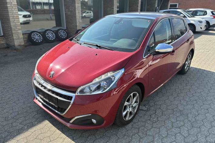 Rød Peugeot 208 fra 2018