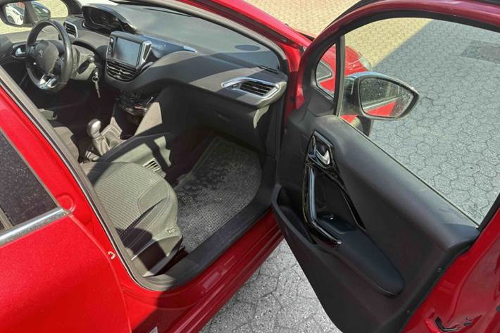Rød Peugeot 208 fra 2018