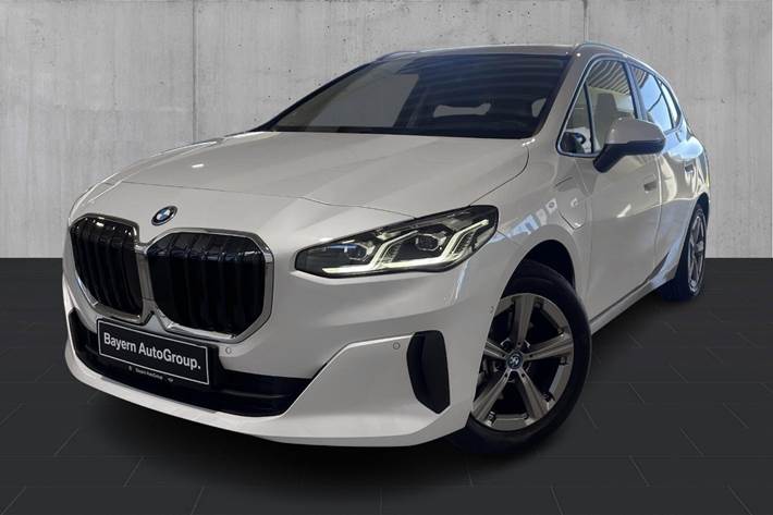 Hvid BMW 225e fra 2025