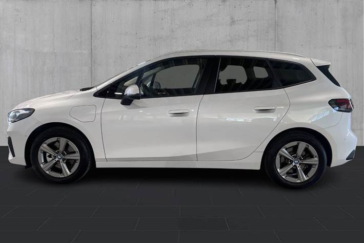 Hvid BMW 225e fra 2025