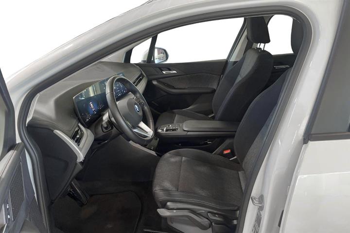 Hvid BMW 225e fra 2025