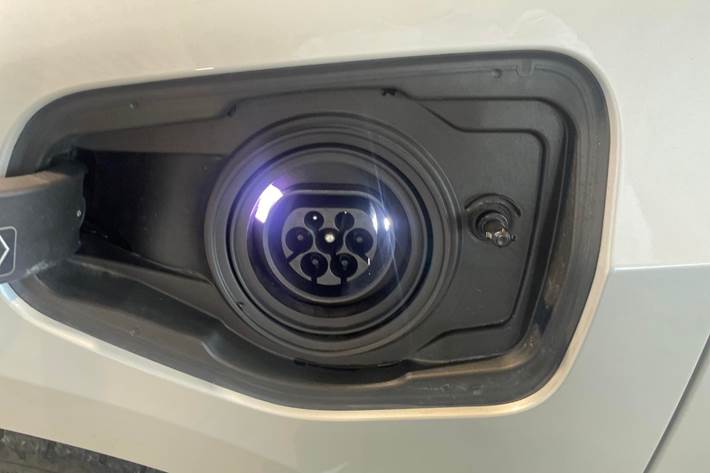 Hvid BMW 225e fra 2025