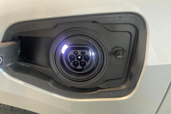 Hvid BMW 225e fra 2025