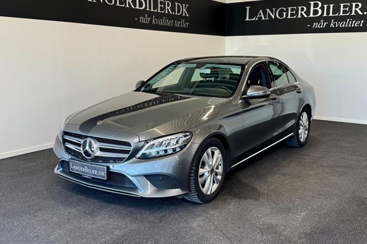 Grå Mercedes C220 d fra 2018 set udefra