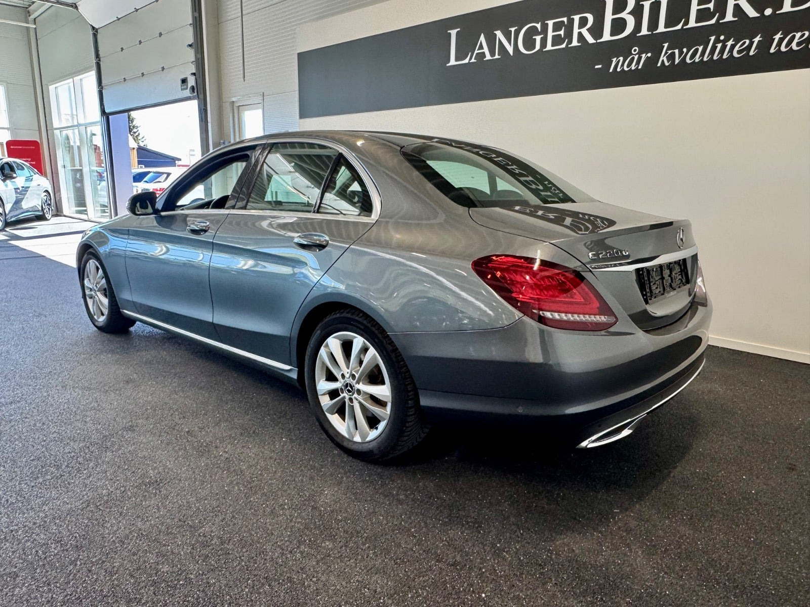 Grå Mercedes C220 d fra 2018