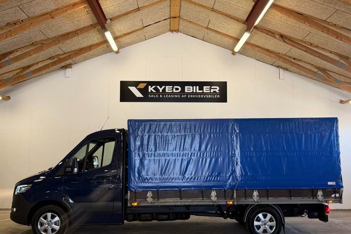 Blå Mercedes Sprinter 319 fra 2019