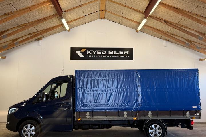 Blå Mercedes Sprinter 319 fra 2019