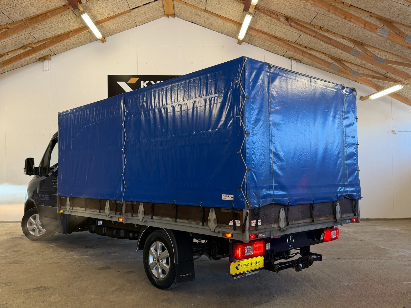 Blå Mercedes Sprinter 319 fra 2019