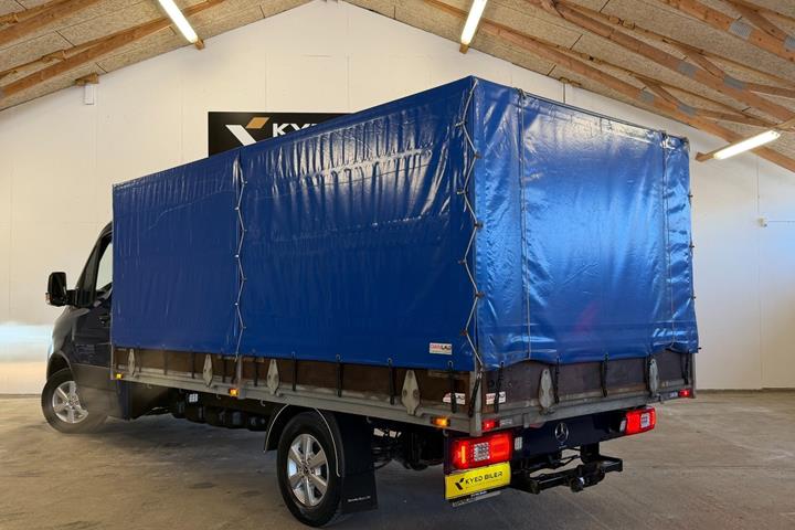 Blå Mercedes Sprinter 319 fra 2019