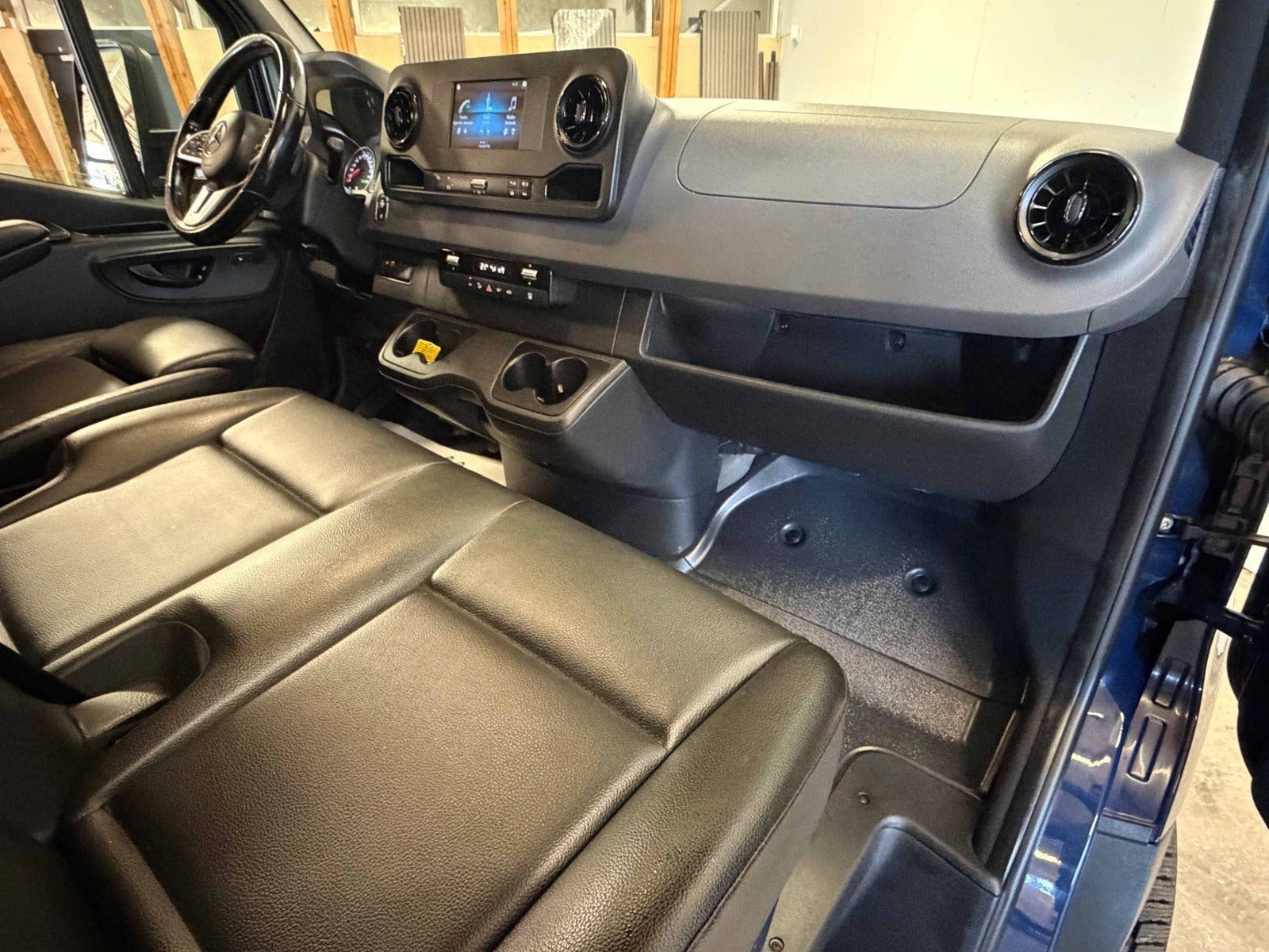 Blå Mercedes Sprinter 319 fra 2019