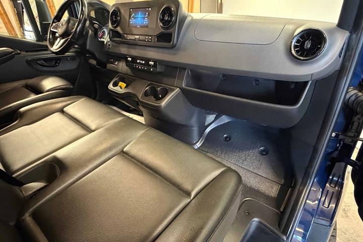 Blå Mercedes Sprinter 319 fra 2019