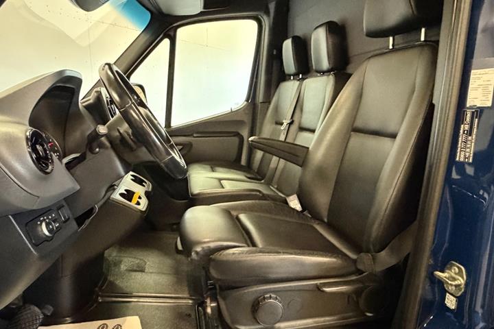 Blå Mercedes Sprinter 319 fra 2019