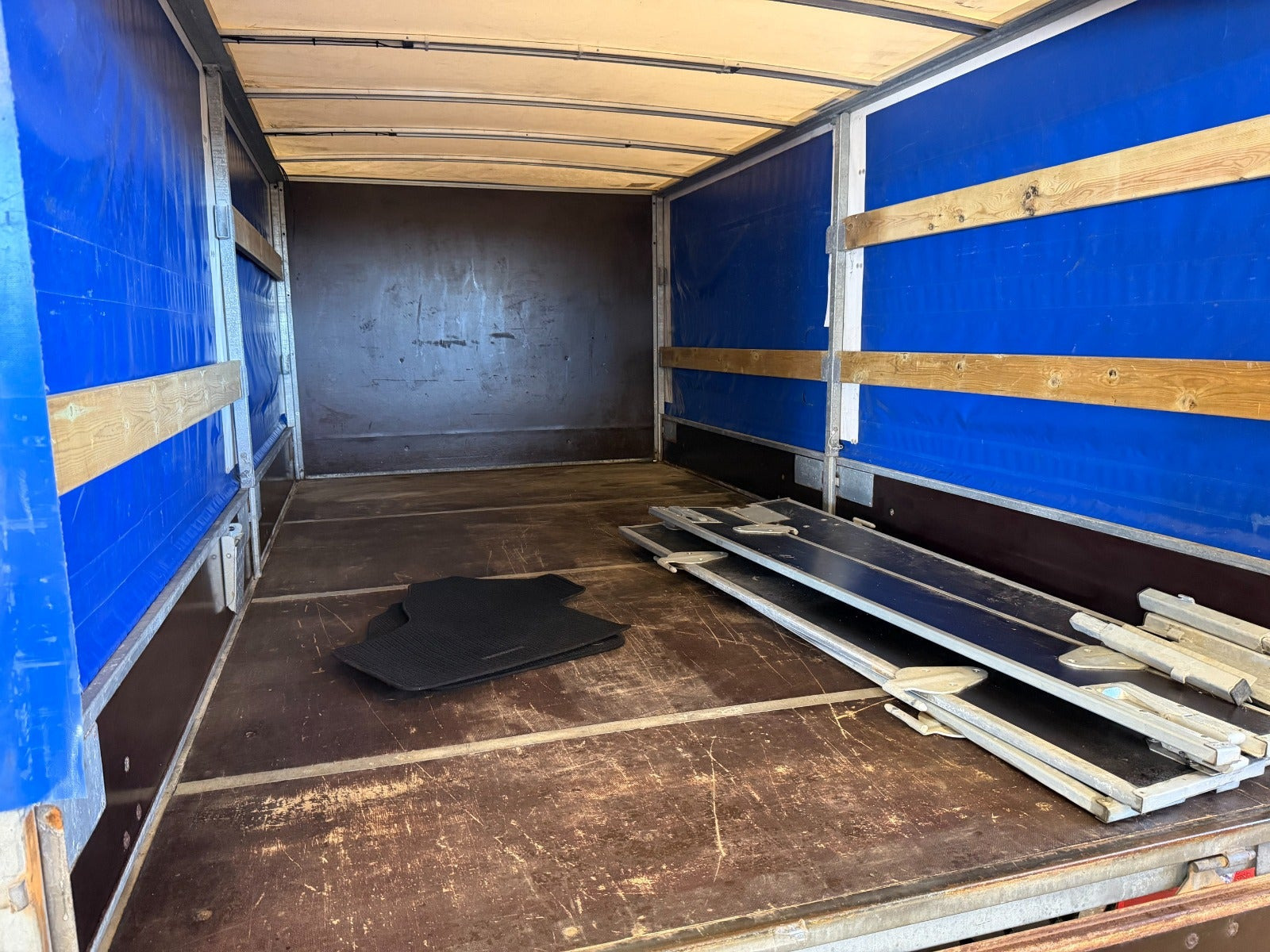 Blå Mercedes Sprinter 319 fra 2019