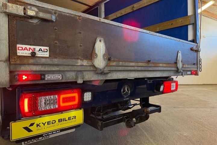 Blå Mercedes Sprinter 319 fra 2019