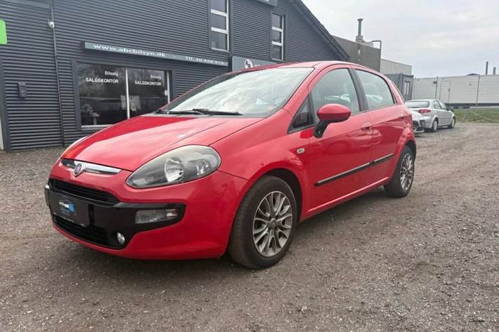 Rød Fiat Punto fra 2012 set udefra