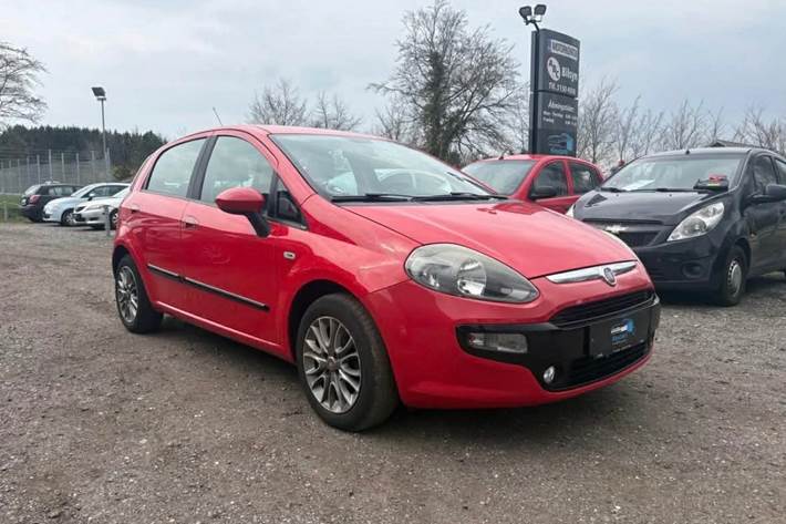 Rød Fiat Punto fra 2012