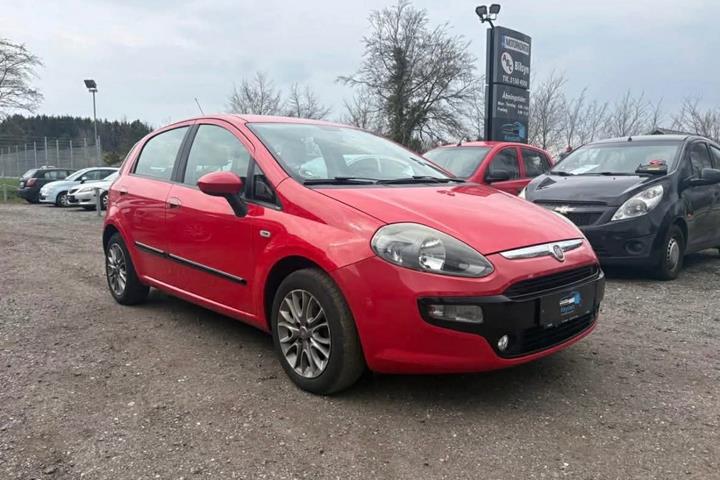 Rød Fiat Punto fra 2012